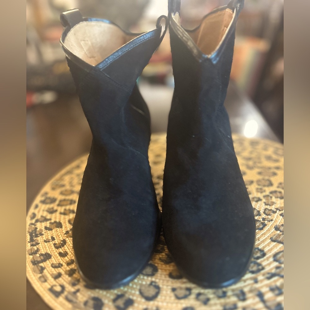 Like New!! Ladies black suede ankle boots. Size 9W. Very good condition.